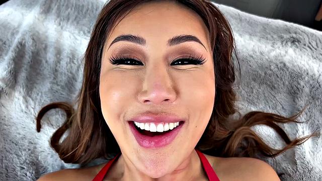 Николь Доши страстно сосет и скачет на огромном члене Мика Блю