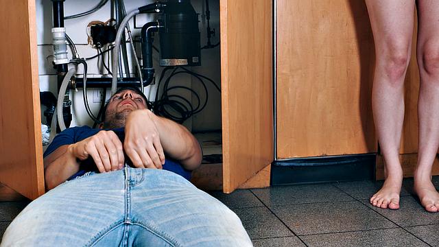 брюнетка сосёт и получает жёстко на диване