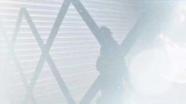 Камрин поливает себя маслом и устраивает шоу с грудью