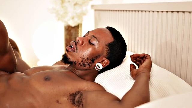 накачанный черный гей получает в жопу без гондона после жёсткого минета