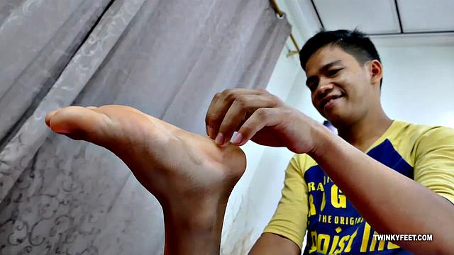 Marcon and Rizal Get Horny For Feet