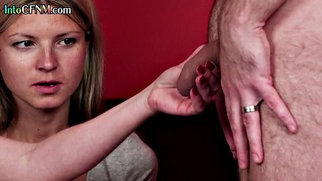 Опытные красотки в чулках доводят мужика до мощного оргазма рукой.