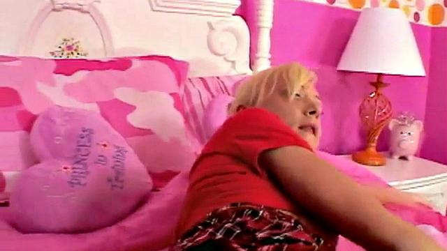 Lil Lexy Masturbates with Pussy closeup using Hairbrush