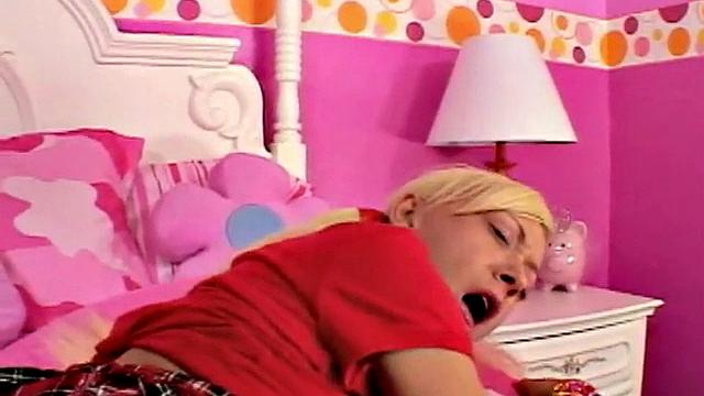 Lil Lexy Masturbates with Pussy closeup using Hairbrush