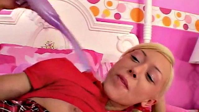 Lil Lexy Masturbates with Pussy closeup using Hairbrush