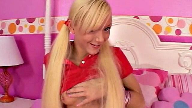 Lil Lexy Masturbates with Pussy closeup using Hairbrush