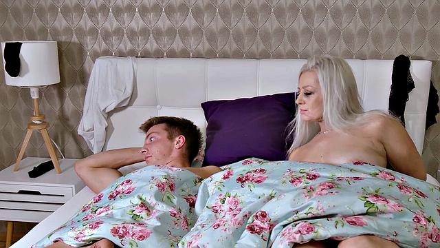 блондинистая зрелка смеётся над возрастом в постели