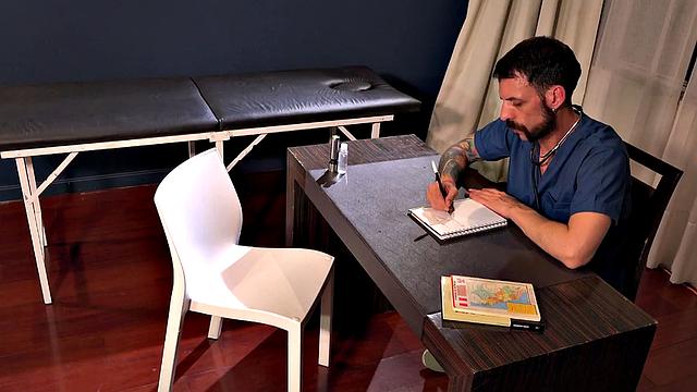 джорис вылизывает доннану жопу и жёстко его трахает