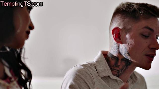 Латинская транса в чулках, гнется раком для мужика и кайфует в аналке.