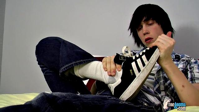 Tyler Bolt Enjoys Sucking Toes Solo