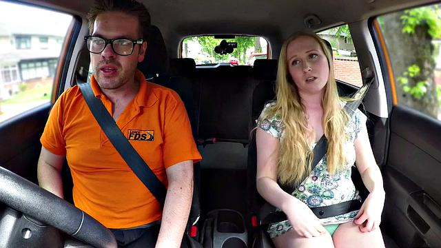 британская блондинка в очках скачет на члене инструктора и сосёт ему в машине