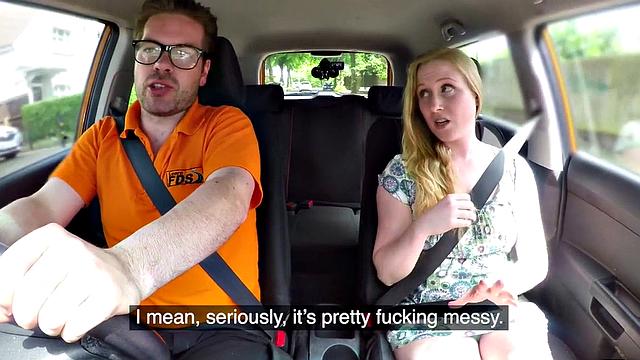 британская блондинка в очках скачет на члене инструктора и сосёт ему в машине