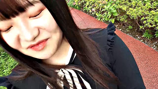 Мадока Ватанабэ рвёт одежду и требует жёсткого секса