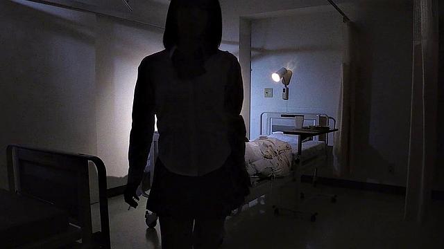 Доктор смотрит на бритую киску, медсестра лезет в задницу