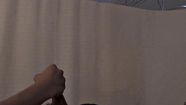 Доктор смотрит на бритую киску, медсестра лезет в задницу