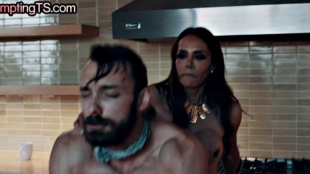 Сочная ts milf с огромной грудью и задом отдается двум парням на кухне