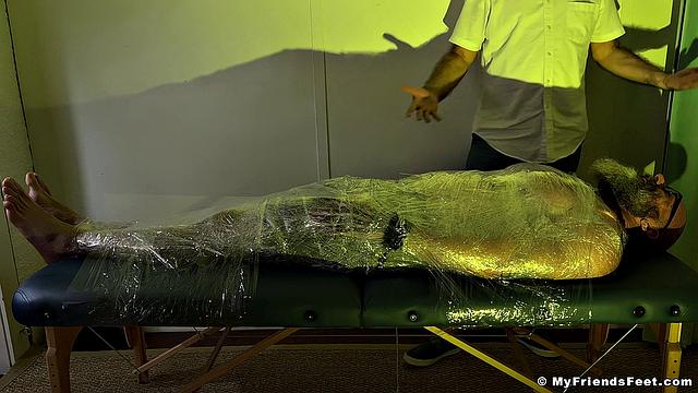 Рика заматывают как мумию на Хэллоуин - Рик