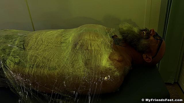 Рика заматывают как мумию на Хэллоуин - Рик