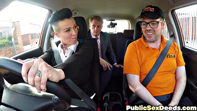 Сочная студентка на уроке вождения скачет на члене в машине.