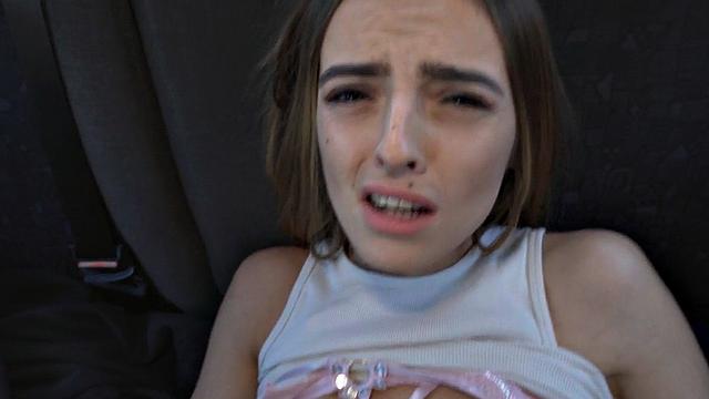 блондинка орет от жёсткого траха в машине