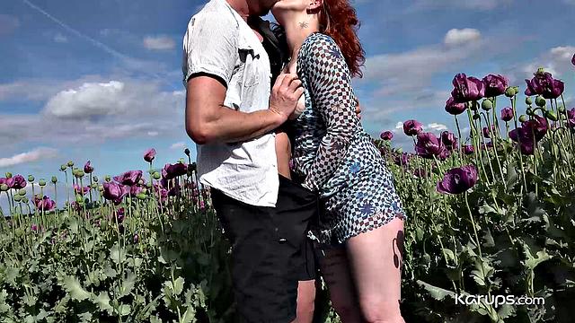 Ива Гинги устраивает жаркий секс с мужчиной на камеру.