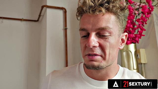 Шалина Девайн показывает попу и принимает анальный секс от Мэтью Мейера.