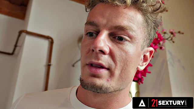 Шалина Девайн показывает попу и принимает анальный секс от Мэтью Мейера.