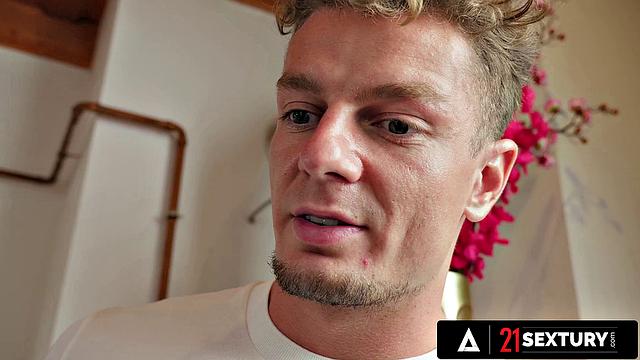 Шалина Девайн показывает попу и принимает анальный секс от Мэтью Мейера.