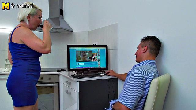 жаркая зрелая домохозяйка трахается с молодым любовником