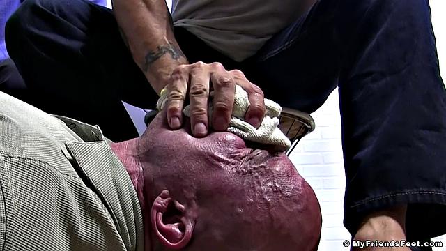 Тони встречается с бандой вонючих ног - Тони