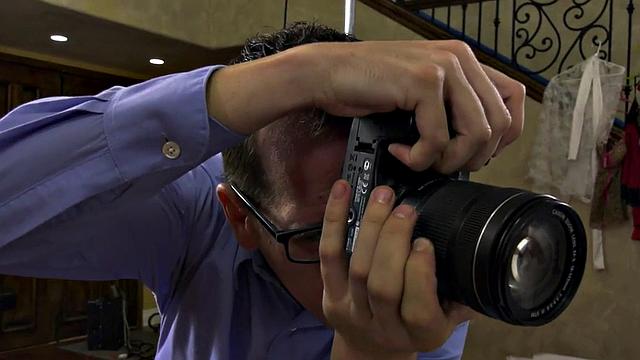 задорная трансуха в белье и похотливый фотограф жгут на закулисье