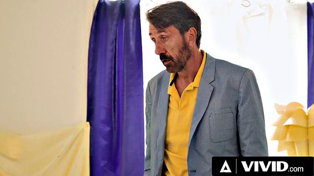 VIVID - Naughty Exchange Teen Kendra Spade Blows Steve Holmes For A Facial Finish