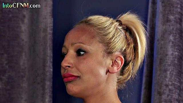 Три зрелые в чулках устраивают жаркую игру с мужиком, страсть зашкаливает.