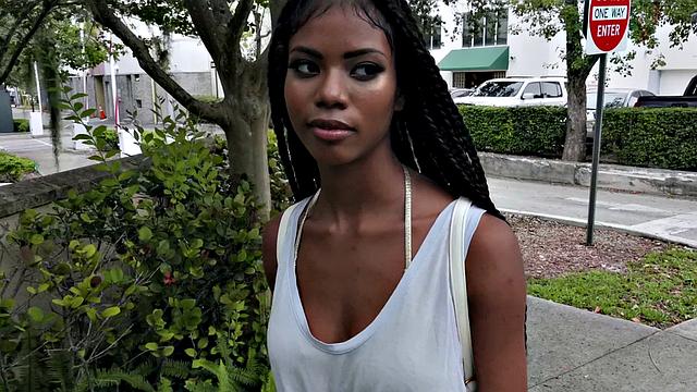 блондинка в очках и шортах жёстко отдается на улице-дико и без тормозов