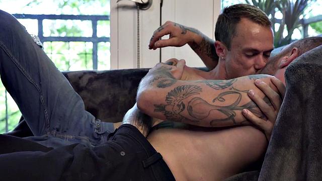 f2m парень трахается с парнем и получает в жопу дилдо