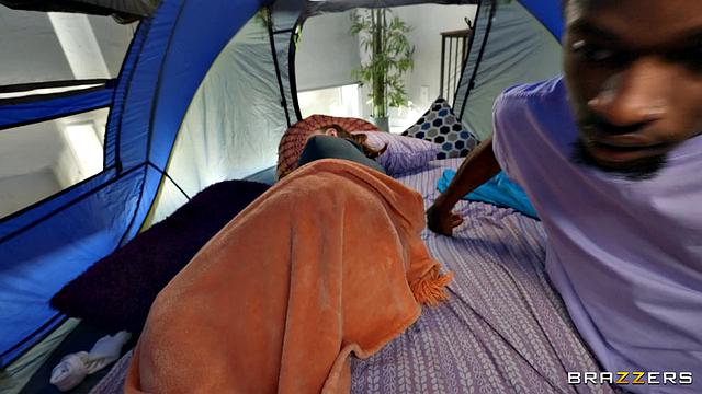 Пенелопа Кэй открывает задний клапан для жаркого секса с Дамионом, пока Люси наблюдает и присоединяется к тройке в палатке в гостиной.