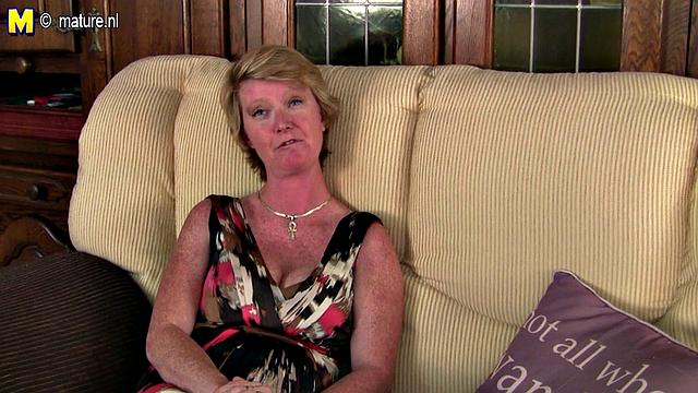 Британская зрелая хозяйка дрочит себе и трахается