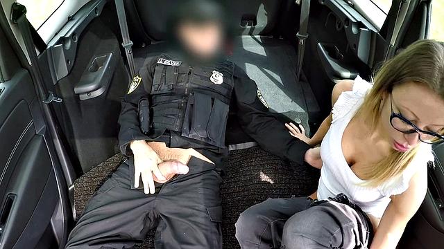 шалава в очках забыла права, но точно не забыла как брать в поле