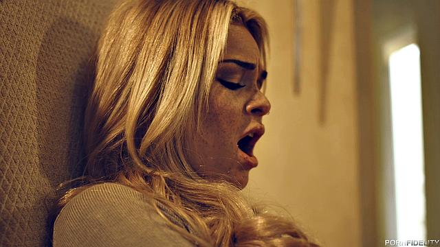 скайла новеа получает по полной и глотает сперму