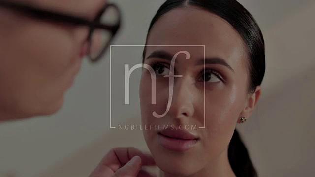 блондинка знакомит подругу с парнем для жаркого тройничка