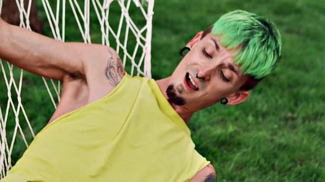 Cockhungry guy deepthroats