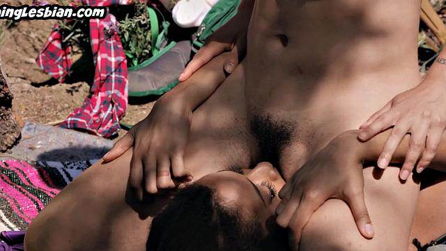 шикарная черная красотка ласкает языком пышную подругу на свежем воздухе