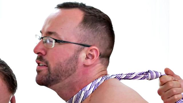 накачанный пассивный джок получает в жопу от трёх парней