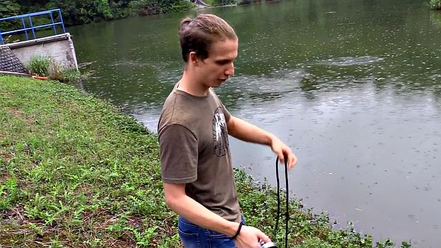 европейский парень глотает и трахается на улице pov