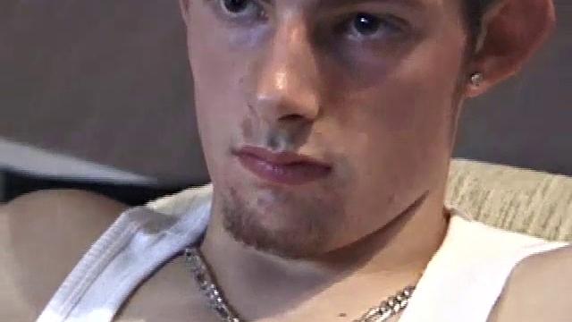 Скейтер-панк Винс О'Нил возвращается после долгого катания. Пришёл, чтобы снять девчонок в парке, но вернулся без результата. Тогда он достаёт руку и с помощью друга выдавил огромную порцию спермы.