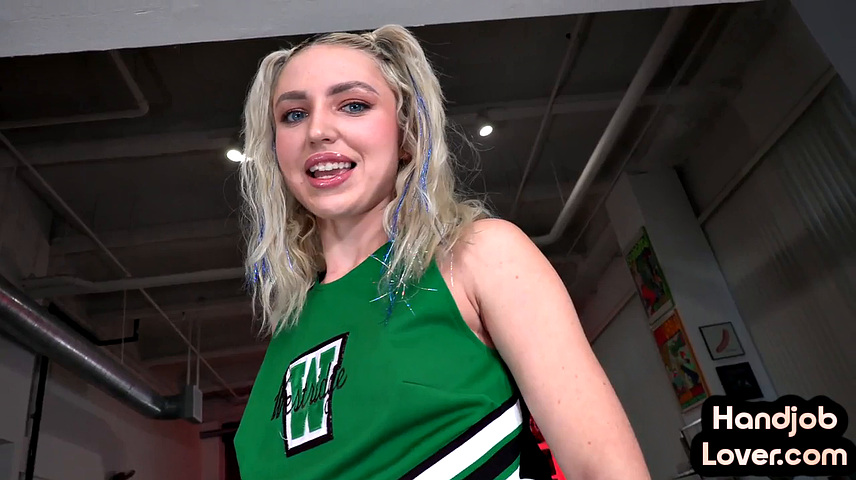 Страстная красавица гладит член парня до мощного конча на лицо.