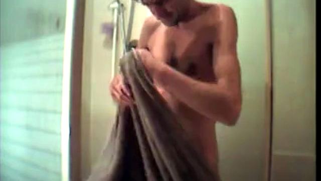 британский мачо дрочит в душе после тяжелого дня
