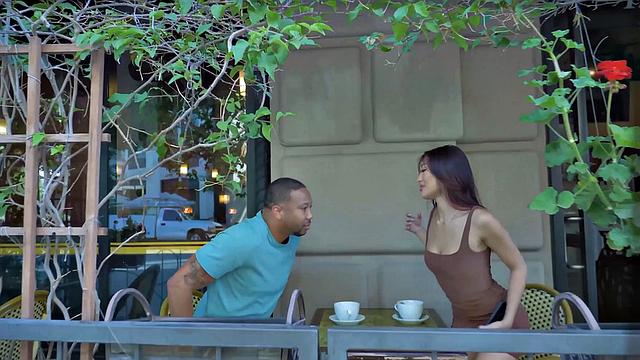 татуированная красотка трахается на улице в кроссовках и белье