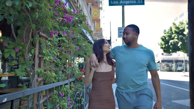 татуированная красотка трахается на улице в кроссовках и белье