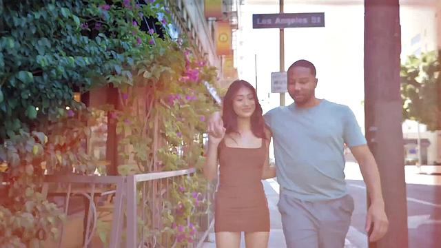 татуированная красотка трахается на улице в кроссовках и белье